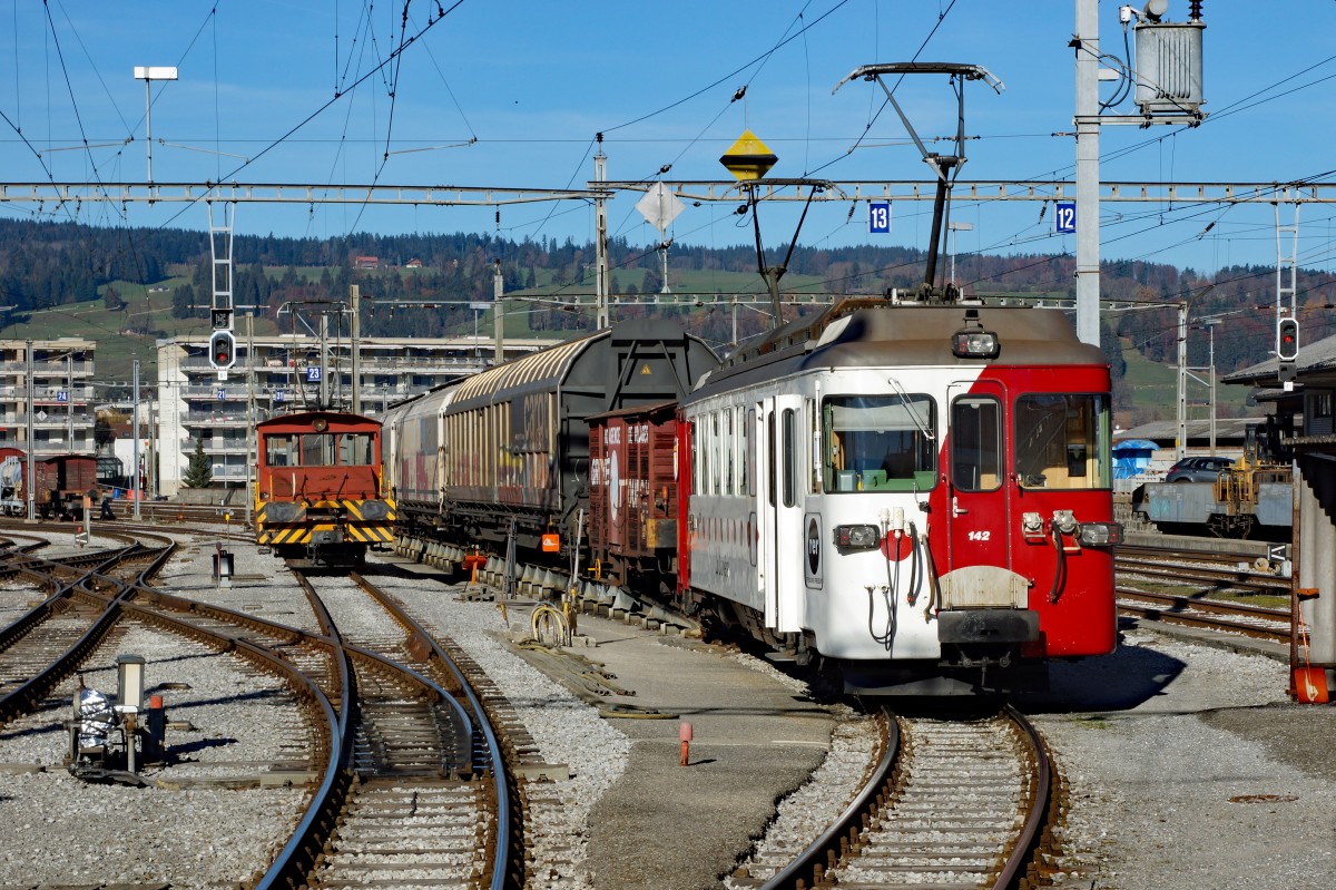 TPF: Am 12. November 2015 standen der Te 4/4 13 und der BDe 4/4 142 im G�terverkehr Bulle - Broc. Die Aufnahme der beiden Oldtimer ist in Bulle entstanden.
Foto: Walter Ruetsch