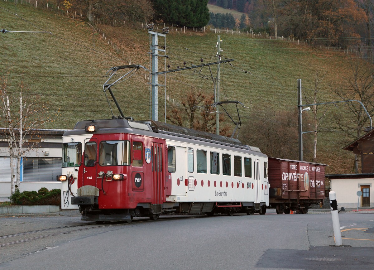 TPF: Rollbockverkehr Bulle - Broc vom 12. November 2015. BDe 4/4 142 mit Kupplungswagen in Broc Fabrique anl�sslich einer Rangierfahrt.
Foto: Walter Ruetsch