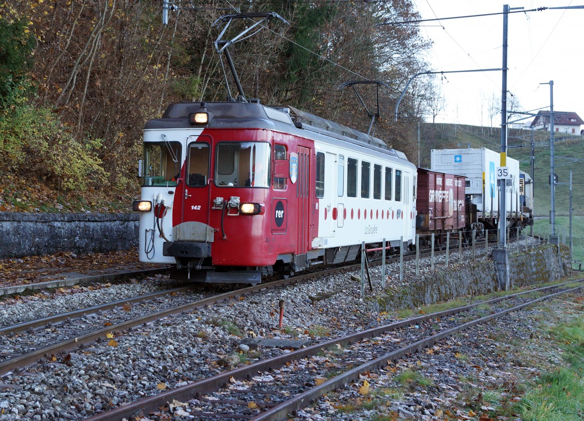TPF: Rollbockverkehr Bulle - Broc vom 12. November 2015. G�terzug mit BDe 4/4 142 kurz vor dem Endhald Broc Fabrique.
Foto: Walter Ruetsch
