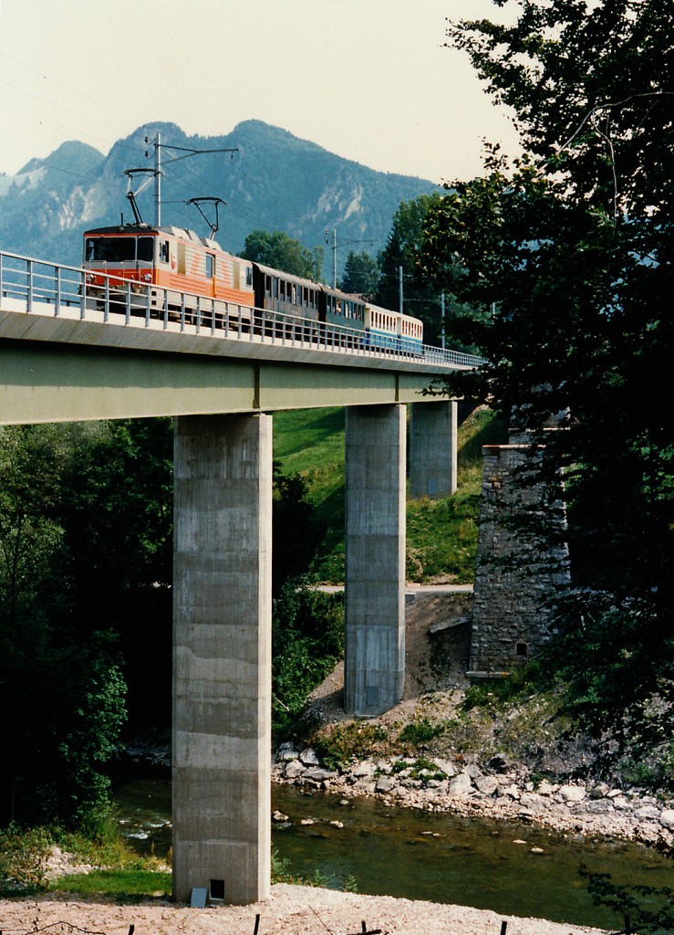 TPF/GFM: Sonderzug ab Broc Fabrique mit GDe 4/4 101-102 + 2 GFM B (ehemals SBB Brünig) + 2 MOB B auf dem neuen Viadukt bei Broc Village im Jahre 1985. Die zwei ehemaligen Brünigwagen verkehren seit ihrem Umbau im Foduezug und die beiden GDe 4/4 wurden von der MOB übernommen.
Foto: Walter Ruetsch