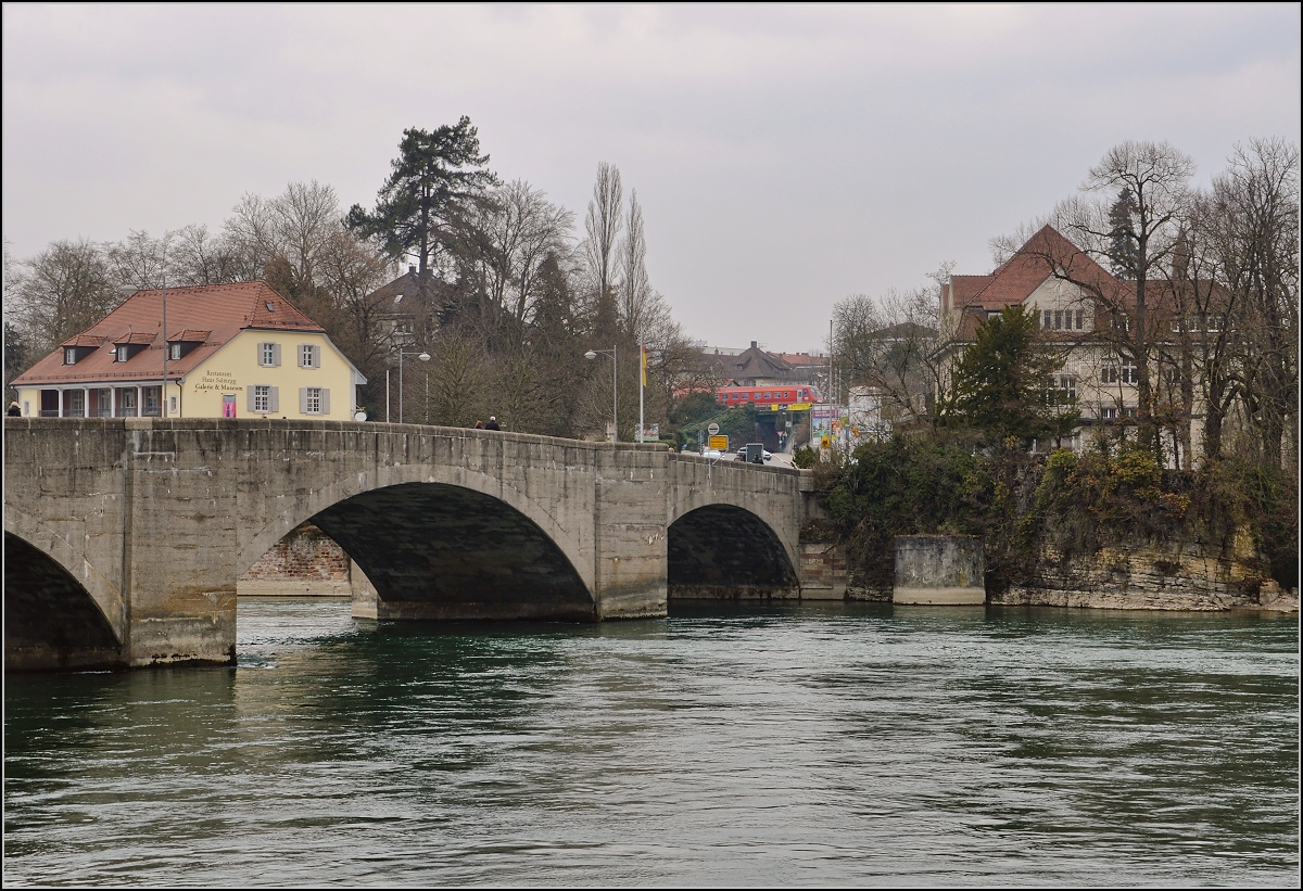 Traktionswandel am Hochrhein, der einzigen  Schweizer Dieselstrecke , die Schaffhausen mit Basel verbindet, sowie auch Rheinfelden AG, Stein-Säckingen.

Hier der Blick von Rheinfelden AG nach Rheinfelden (Baden), wo ein 611 sich gerade auf den Weg Richtung Schaffhausen und Singen begibt. April 2016. 