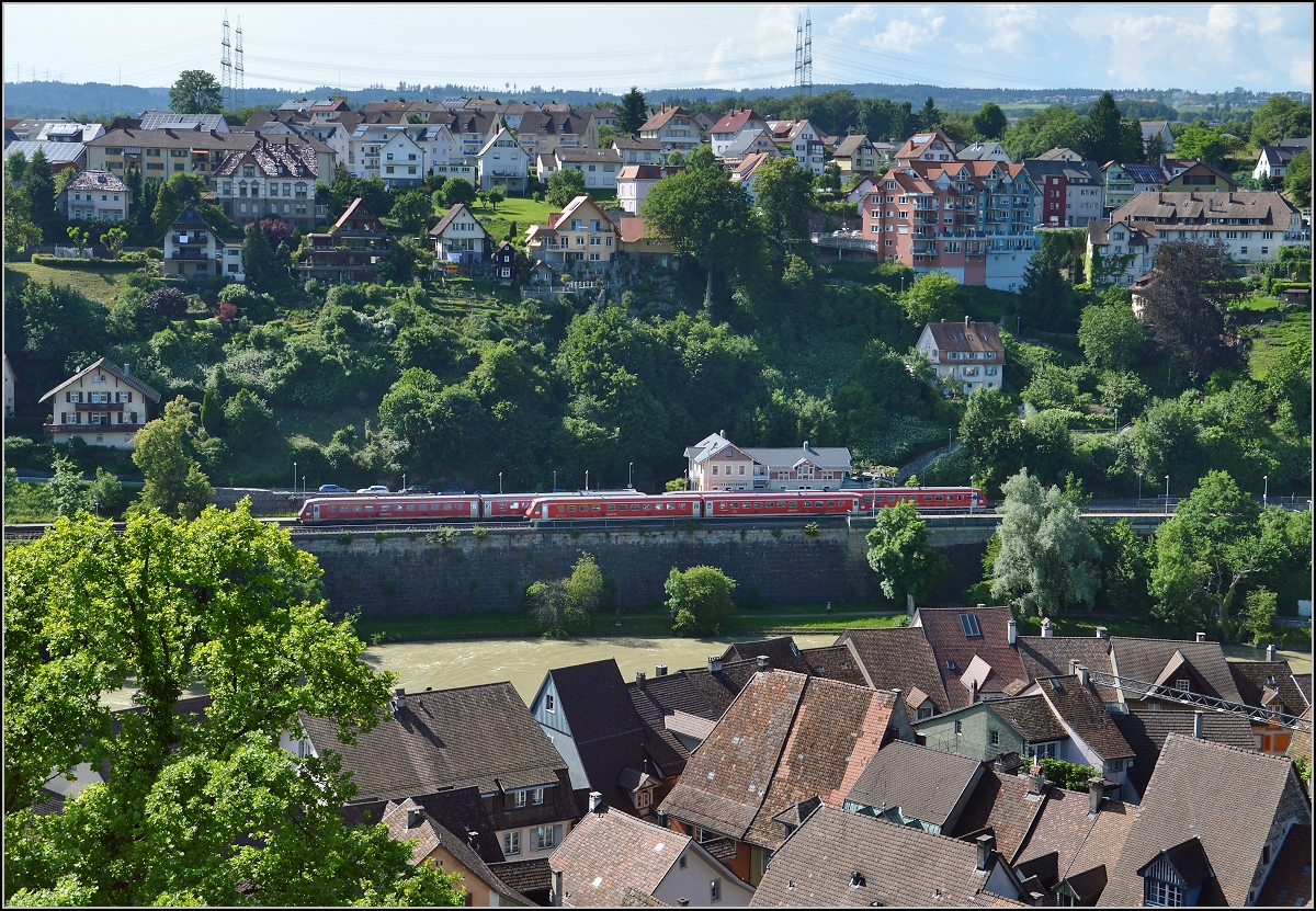 Traktionswandel am Hochrhein, der einzigen  Schweizer Dieselstrecke , die Schaffhausen mit Basel verbindet, sowie auch Rheinfelden AG, Stein-Säckingen.

Hier der Blick von Laufenburg AG nach Laufenburg (Baden), wo gerade eine Zugkreuzung mit drei 611 genau am richtigen Ort stattfindet. Juni 2016. 