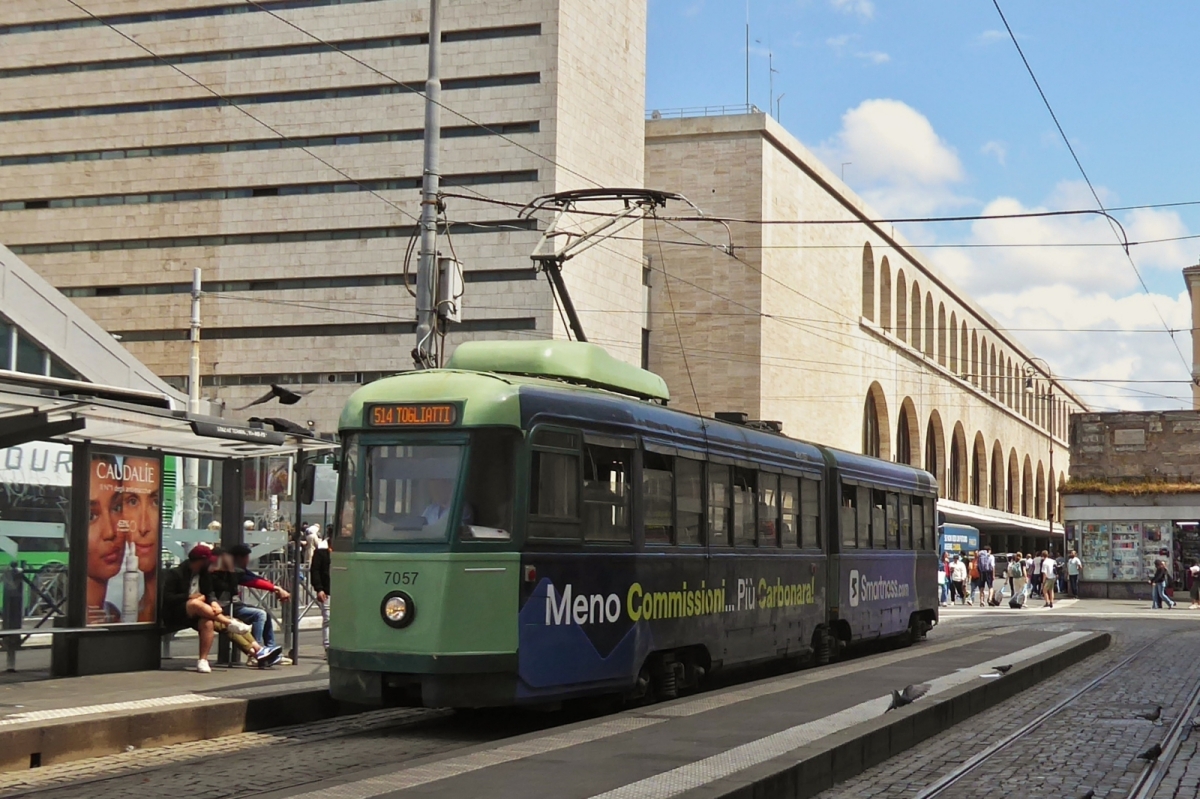 Tram 7057 f�hrt in die Haltestelle am Bahnhof Roma Termini ein. 05.2025