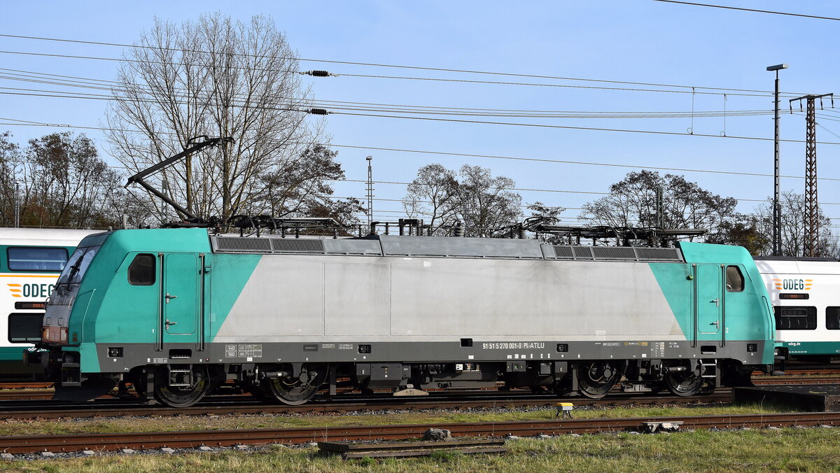 Transchem Sp. z o.o., Włocławek [PL] mit der polnischen geleasten ATLU Lok  E 186 243-2  [NVR-Nummer: 91 51 5270 001-8 PL-ATLU] beim Umsetzen vor einen Kesselwagenzug (Benzol) zurück Richtung Polen am 13.11.25 Höhe Bahnhof Frankfurt/Oder.