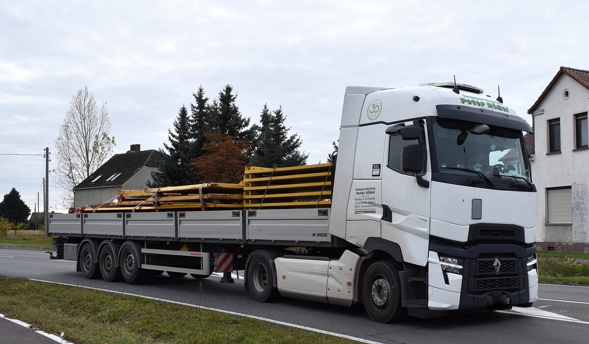 Transportbetrieb Peter Rößel GmbH & Co. KG Spedition & Textillogistik mit einem Sattelzug mit Renault T-TRUCK 520 Zugmaschine am 04.11.25 Bahnübergang Bahnhof Rodleben.