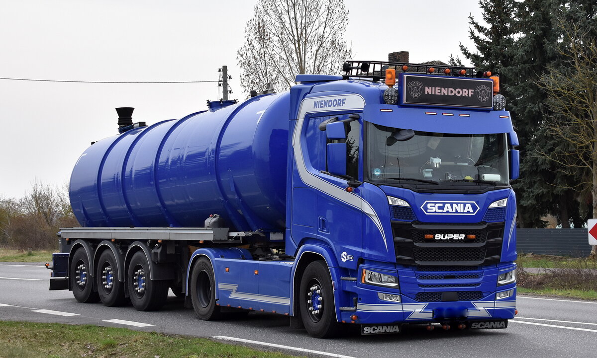 Transporte und Dienstleistungen Niendorf GmbH mit einem tollen SCANIA SUPER (Zugmaschine) Tanksattelzug am 24.03.26 Bahnübergang Rodleben.