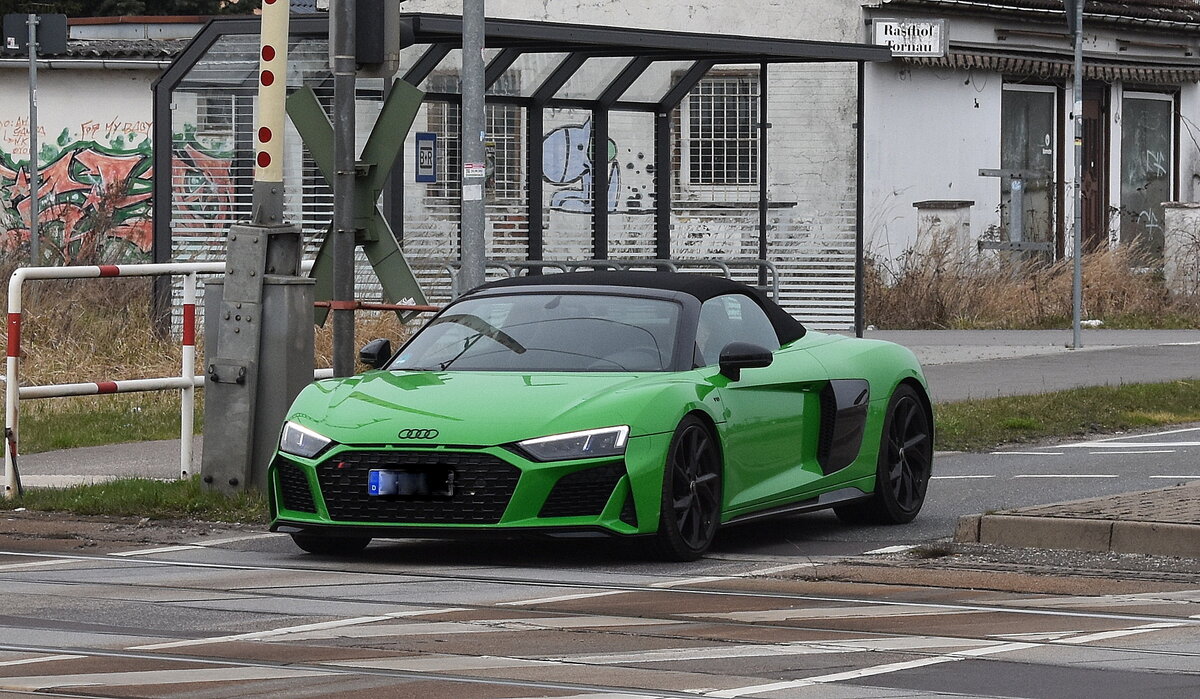 Traumhafter grüner Audi R8 Spyder V10 Sportwagen überraschend am 24.03.26 Bahnübergang Rodleben.