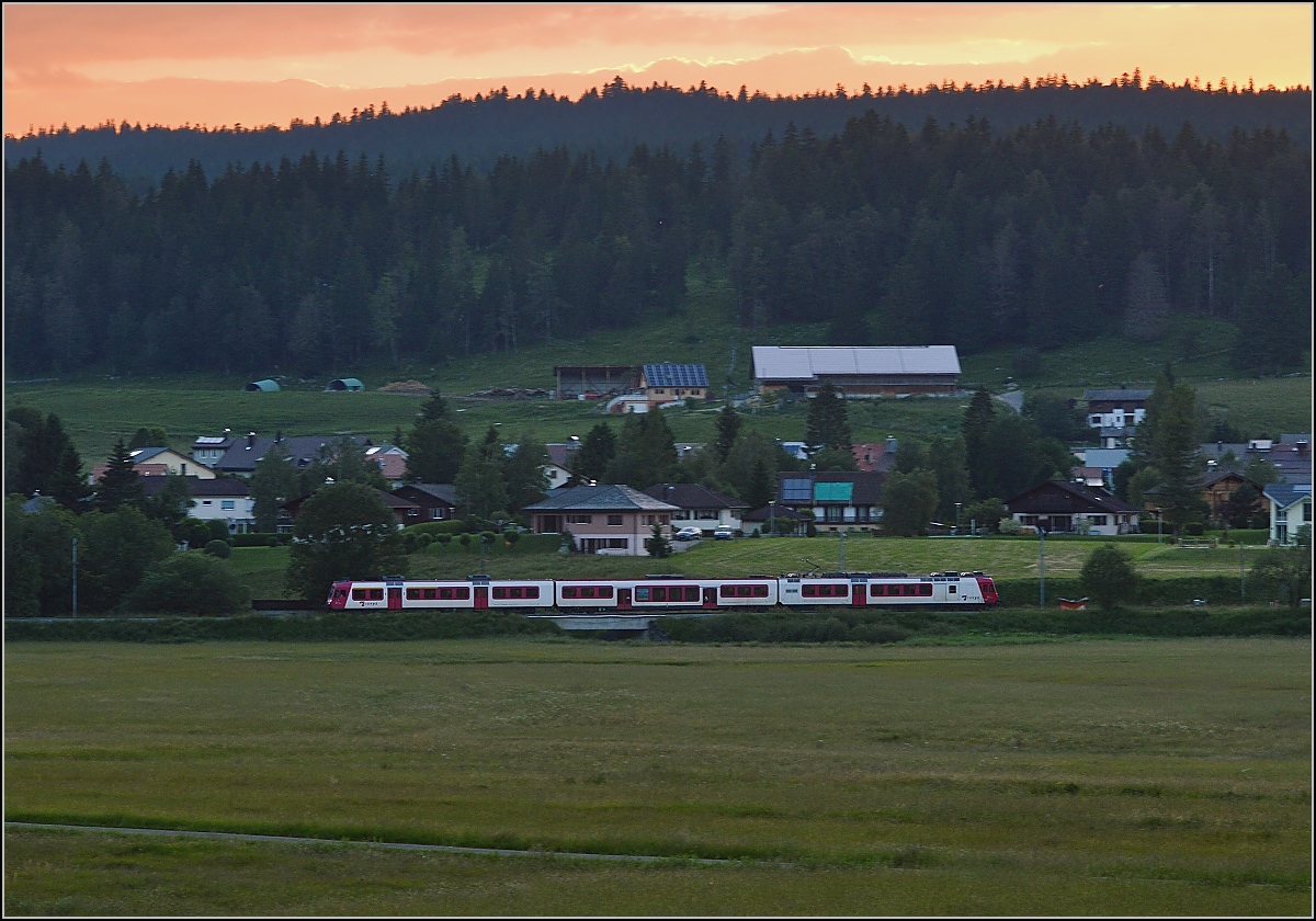 Travys-NPZ passiert le Sentier. Juli 2016.