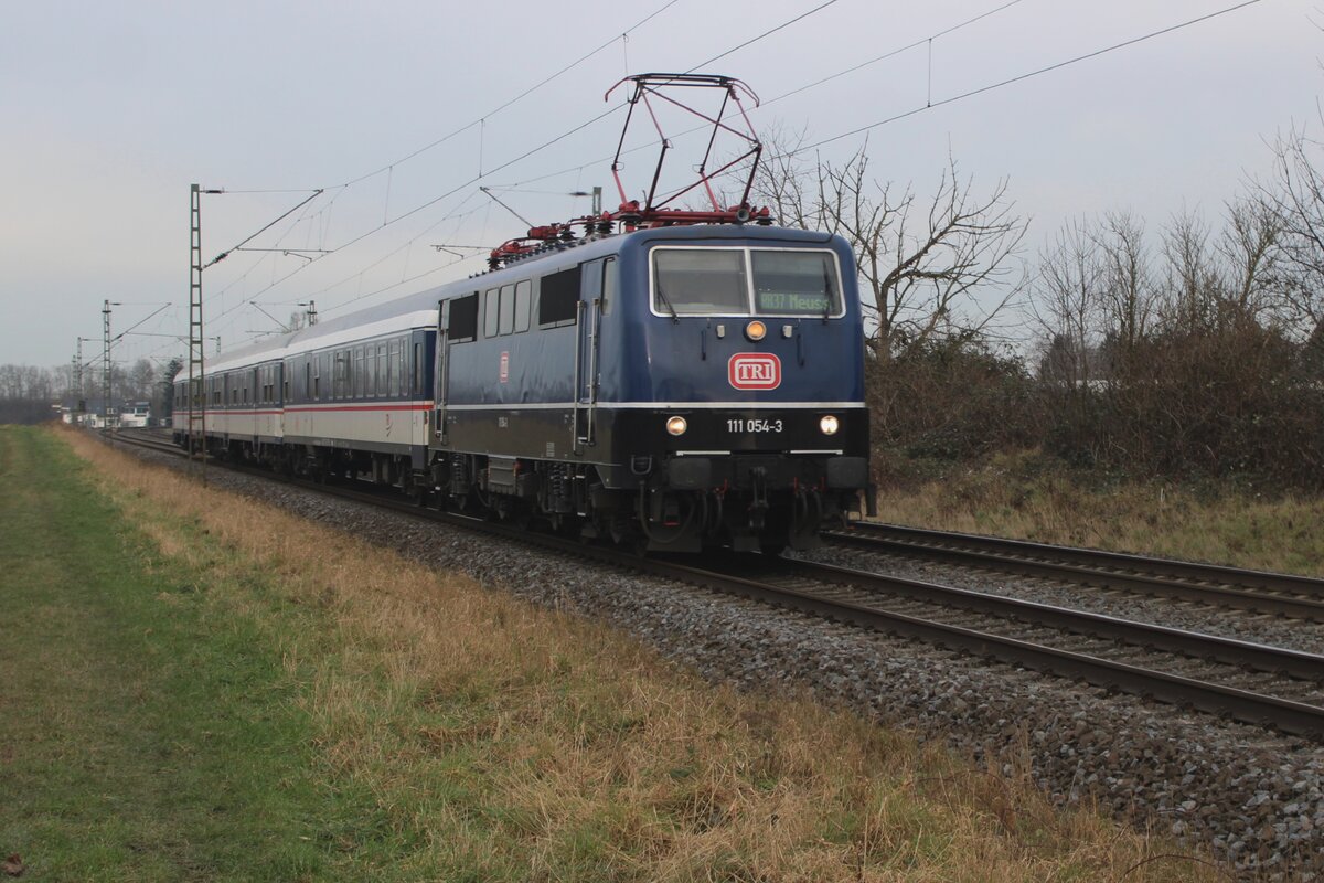 TRI 111 074 zieht der RB 37 in der N�he von Kaarst am 22 J�nner 2025.