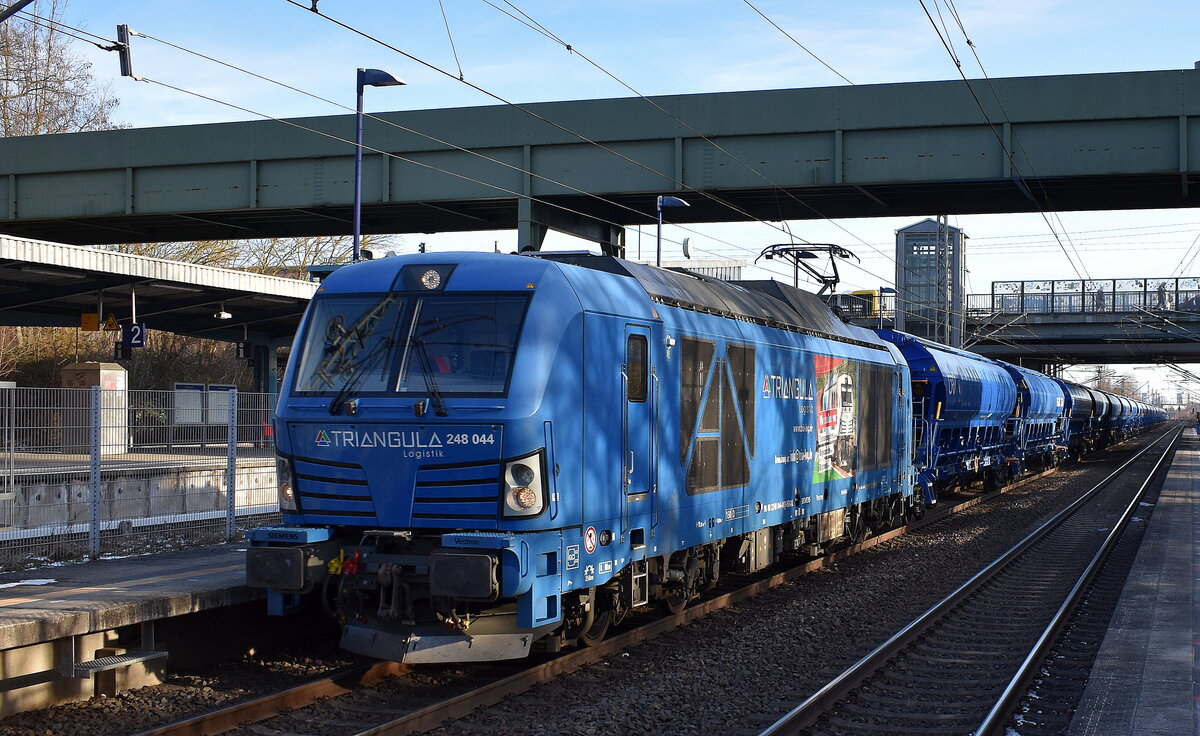 TRIANGULA Logistik GmbH, Gelenau/Erzgebirge [D] mit der geleasten nortrail Vectron Dual Lok  248 044  [NVR-Nummer: 90 80 2248 044-0 D-NRAIL] und einem Ganzzug Schüttgutwagen mit Schwenkdach am 19.02.26 Durchfahrt Bahnhof Berlin-Hohenschönhausen.