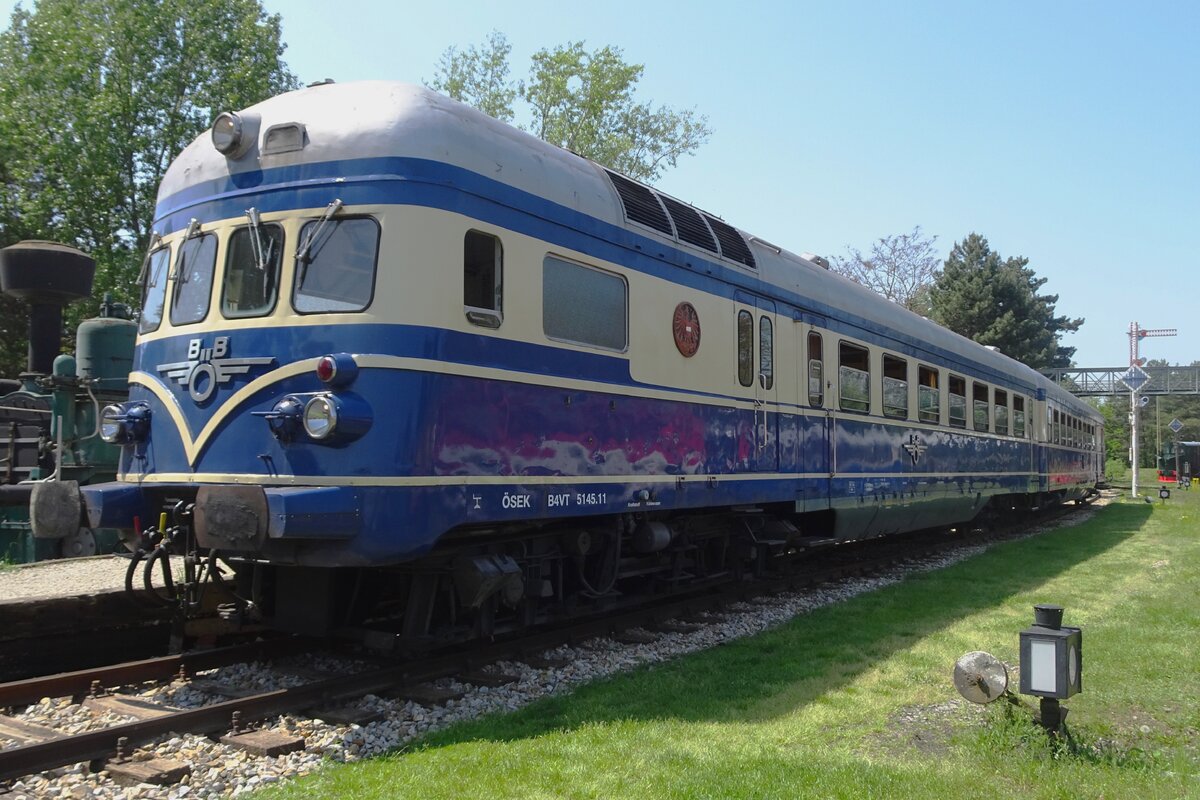 Triebwagen 5145.11 steht am 21 Mai 2023 an das Bahnsteiglein ins Heizhaus Strasshof und könnte vons Museumsaräal fotografiert werden.