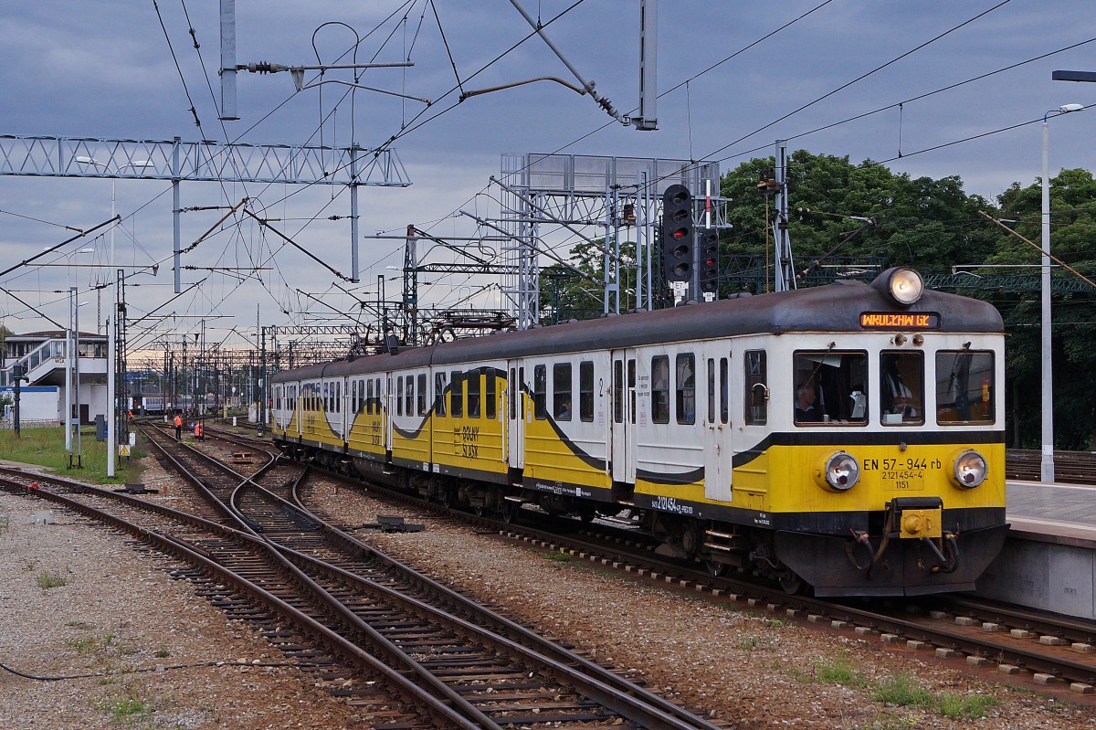TRIEBZUEGE IN POLEN
EN 57-944rb 2121 454-4 1151 nach WROCLAW bei der Einfahrt in den Bahnhof BRESLAU am 18. August 2014.
Foto: Walter Ruetsch
