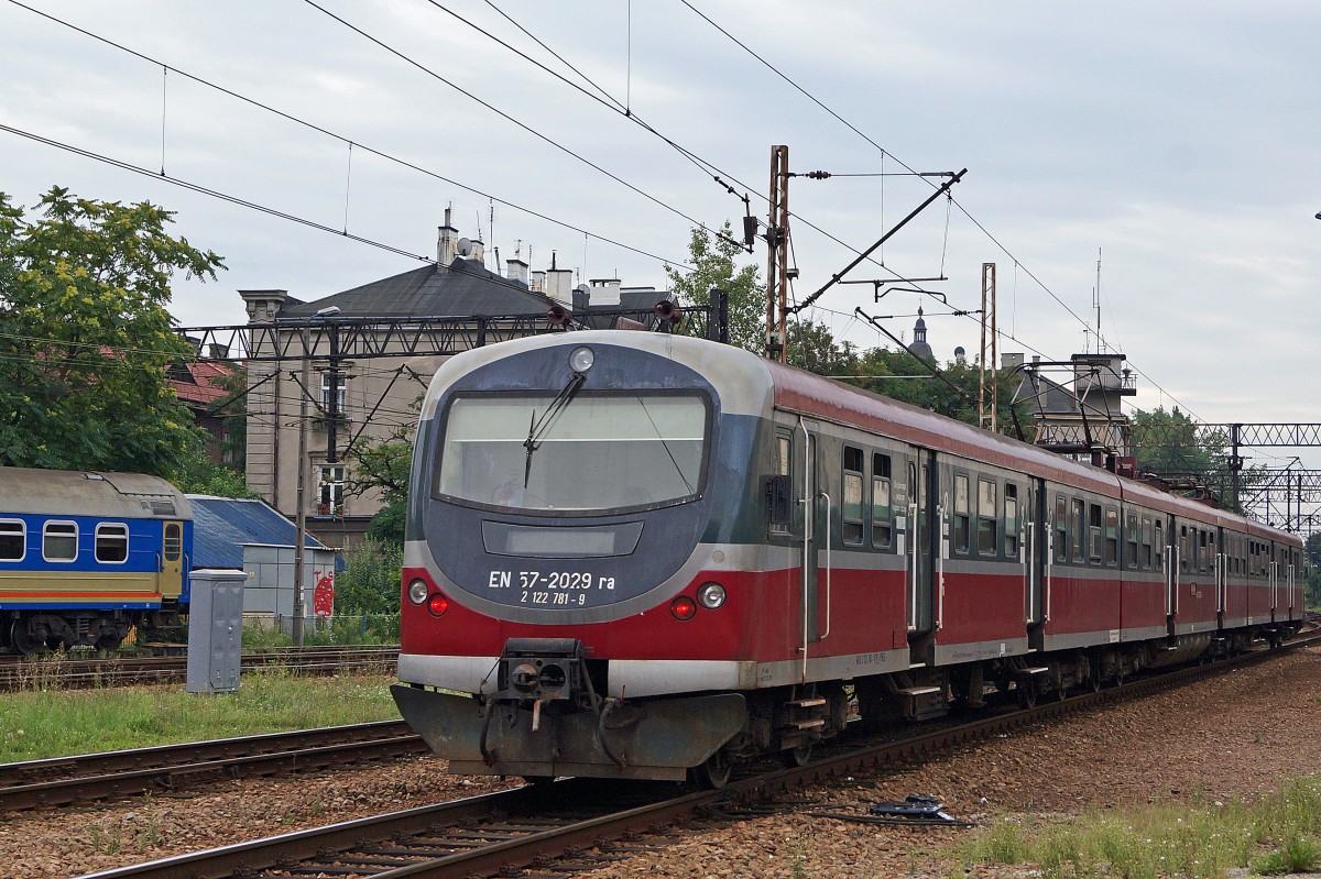 TRIEBZUEGE IN POLEN
Modernisierter EN 57-2029ra 2122 781-9 bei der Einfahrt in den Bahnhof KRAKAU am 12. August 2014.
Foto: Walter Ruetsch