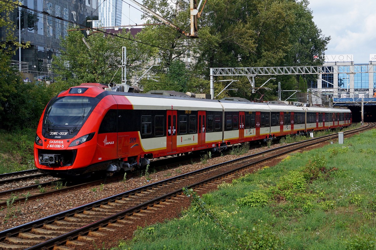 TRIEBZUEGE IN POLEN
Modernste S-Bahnz�ge der Szybka Koley Miejska Sp.z.o.o.w. Warszawie (SKMWA).
Triebzug 2 160 0096-5 bei WARSZAW OCHOTA am 14. August 2014.
Foto: Walter Ruetsch