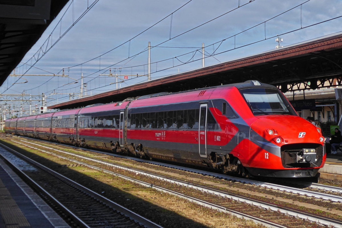 Triebzug ETR 700, 4812, h�lt im Bahnhof von Verona Porta Nuova. 05.05.2025