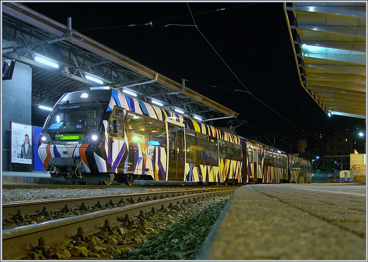 Trotz  Alpina  und  SURF  zeigt sich die MOB weiterhin bunt: der Be 4/4 5001 mit dem Bt 241 an der Spitze wurde von der K�nstlerin Sarah Morris im Rahmen der  Elevation 1049  kunstvoll gestaltet. Der Zug wartet in Montreux auf die Abfahrt nach Zweisimmen. 9. April 2017