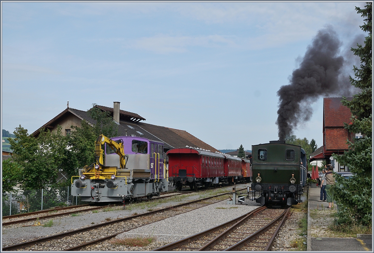 Trotz des bescheidenen Verkehrs auf der ST bilden die wenigen Fahrzeuge eine interessante Spannweite von der Nostalgie zur heutigen Zeit: ST Tm 232 596-7 (98 85 5232 596-7 CH-ST), dreiachsige Plattform Personenwagen und die E 3/3 N° 5 in Sursee. 27. Aug 2017