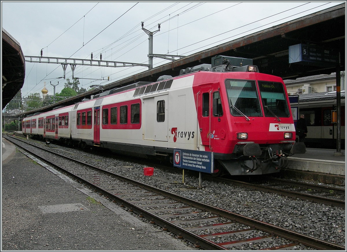 Trotz Fahrzeugmangel bei der PBr pendelt ein Travys Dominio als  Train des Vigens  zwischen Vevey und Puidoux - Chexbres, heute Vormittag, infolge Untersp�hlung der Strecke Vevey - Lausanne bei Lutry sogar im Haldbstundentakt. Vevey,den 5. Mai 2015