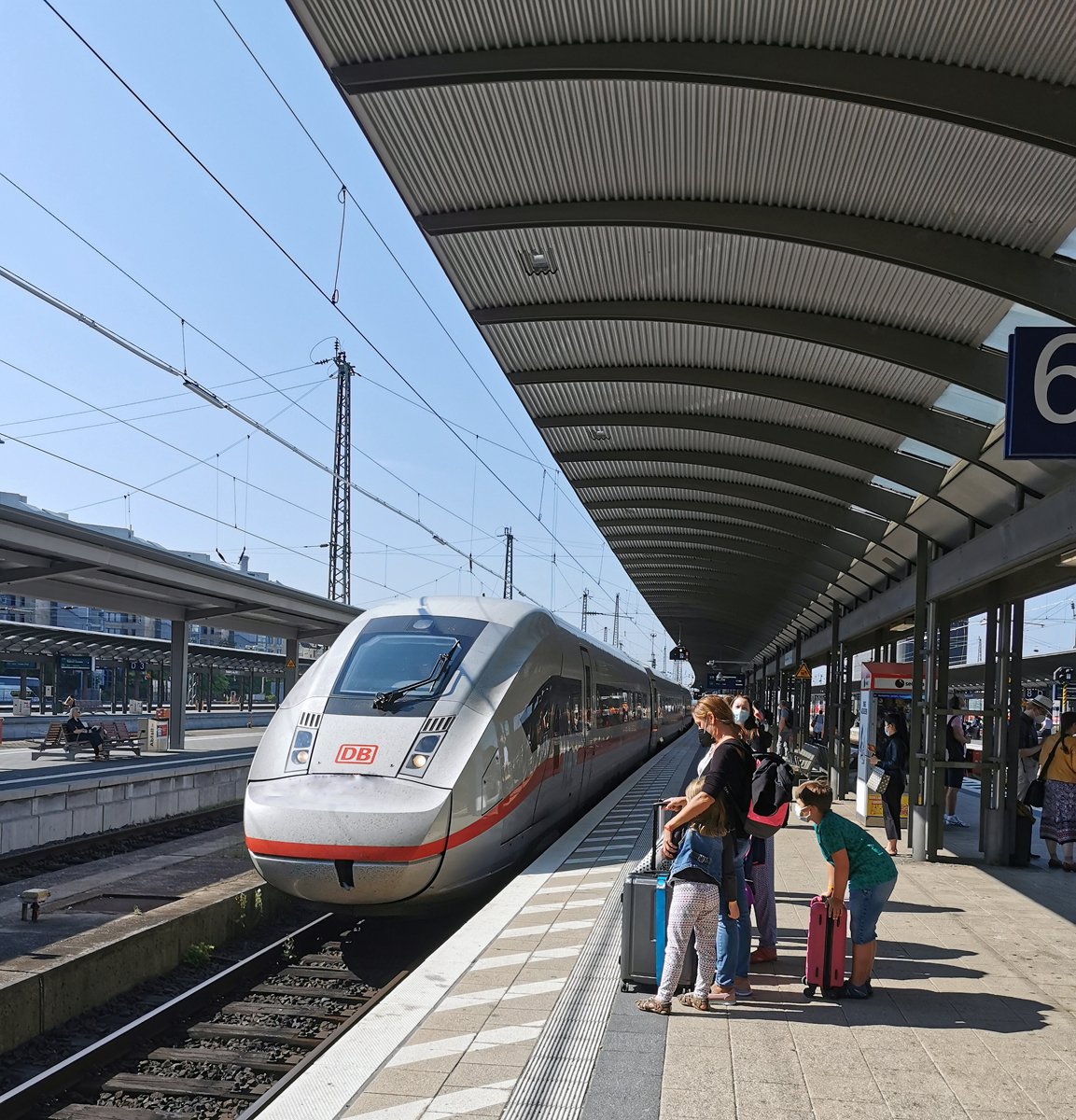 Trotz GDL Streik...
Pünktlich fuhr der aus Hamburg-Altona kommende ICE 1173 ein ICE 4 der DB-Baureihe 412 / 812 (Tz 9012) am 05.09.2021 in den Hauptbahnhof Frankfurt am Main ein. Der ICE war noch sehr gut gefüllt, es steigen viele aus, aber auch sehr viele ein. Da ja nur ab und an ein Zug fuhr, war es dann sehr schwer einen freien Platz zu finden, wir gingen durch einige Wagen, meine Frau wollte schon wieder aussteigen. Ich sagte „kommt nicht in die Tüte“. Da entdeckte ich zwei freie Sitzplätze im Speisewagen, wo wir dann Platz nahmen. Bis Karlsruhe hatten wir eine annehme Unterhaltung mit einer älteren Dame. Der Zug war die ganze Fahrt überfüllt, Leute saßen teilweise in den Gängen. Was natürlich auch sehr unangenehm war ist die Tatsache dass man ja die ganze Zeit die Maske (Mund und Nase bedeckt) aufhaben muss, was uns natürlich vorher bekannt war. Mit nur 5 Minuten Verspätung um 15:11 Uhr kamen wir in Basel SBB an. Nach dem Aussteigen brauchten wir erstmal eine kurze Pause am Bahnsteig (außen) ohne Maske.
