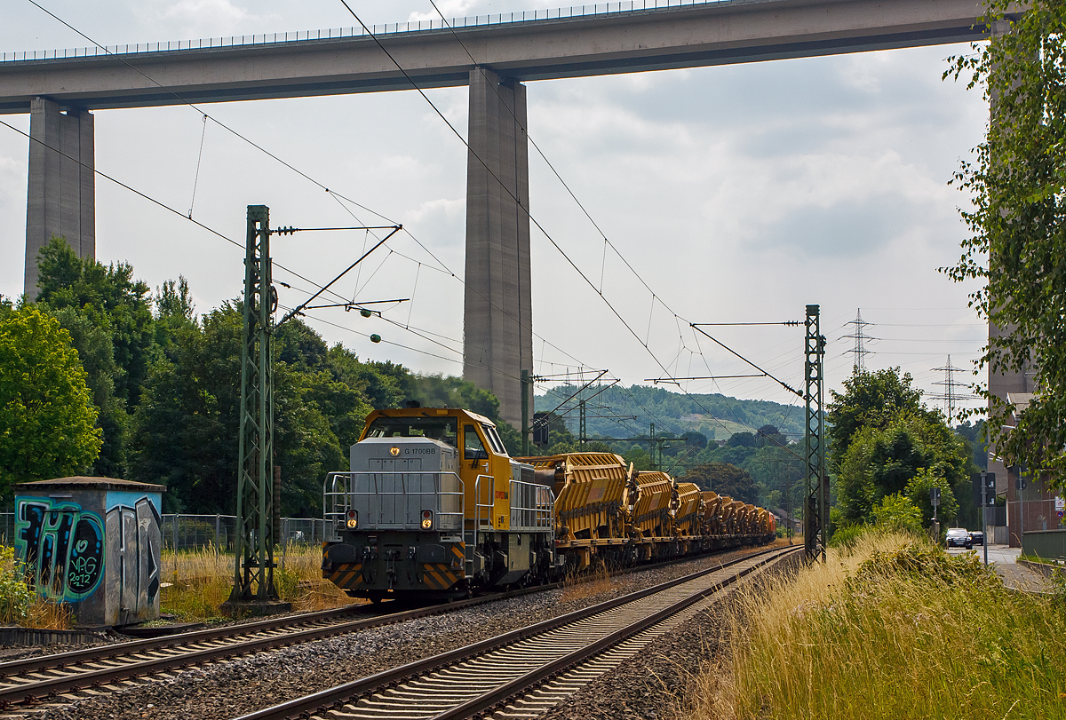 Trotz Gegenlicht konnte ich sie gut erwischen –
Die 277 031-1 (92 80 1277 031-1 D-LDS aktuell D-SBAU) eine MaK G 1700 BB-2 der Schweerbau mit einem Zug von Materialförder- und Siloeinheiten MFS 100, der Schweerbau, fährt hier am 14.07.2013 bei Siegen-Eiserfeld in Richtung Siegen, das Ziel war, via Siegen und Haiger, Burbach-Würgendorf an der Hellertalbahn (KBS 462). Einen Tag zuvor war der Zug in Betzdorf abgestellt. Die Strecke von Betzdorf/Sieg nach Würgendorf war bereit unterbrochen, daher war dieser Umweg nötig (die Arbeitsrichtung der MFS 100 hätte auch so gepasst). Am Zugende war noch die BBL 17 (BBL LOGISTIK GMBH), ex DB 225 099-1, ex DB 215 099-3. 

Die MaK G 1700-2 BB wurde 2011 unter der Fabriknummer 5001870  bei Vossloh in Kiel gebaut.
