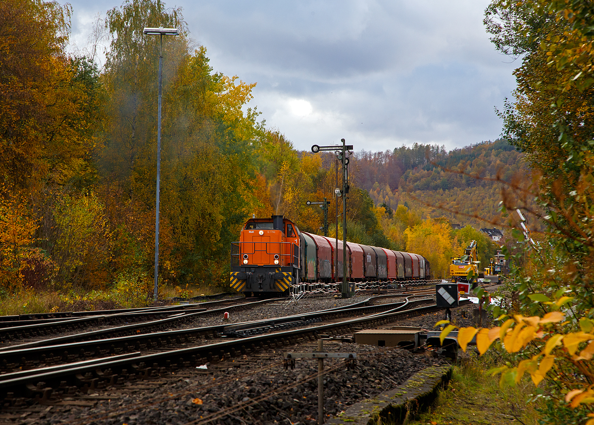 
Trotz Gleisbaustelle im Bereich Herdorf findet noch G�terverkehr statt. Hier hat die KSW 42 (92 80 1277 902-3 D-KSW), eine Vossloh MaK G 1700 BB der KSW Kreisbahn Siegen-Wittgenstein, mit einem Coilzug am 28.10.2020 Herdorf erreicht.