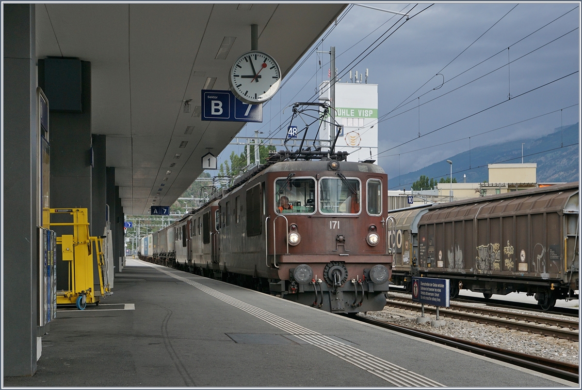 Trotz knapper Umsteigezeit doch noch ein Schnappschuss riskiert: Gleich drei BLS Re 4/4 fahren mit einem Transitgüterzug in Visp Richtung Süden.
31. Juli 2017