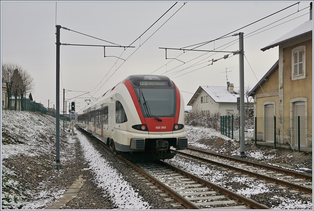 Trotz praktischem Neubau der Strecke Delle - Belfort beherrscht weiterhin eine gewisse Nebenbahn Ambiente die Strecke wie z.B in Grandvillars, wo bei der Ausfahrt des RABe 522 203 nach Biel/Biene noch ein Blick auf den alte Bahnhof neben den Geleisen erhascht werden kann. 

11. Jan. 2019 