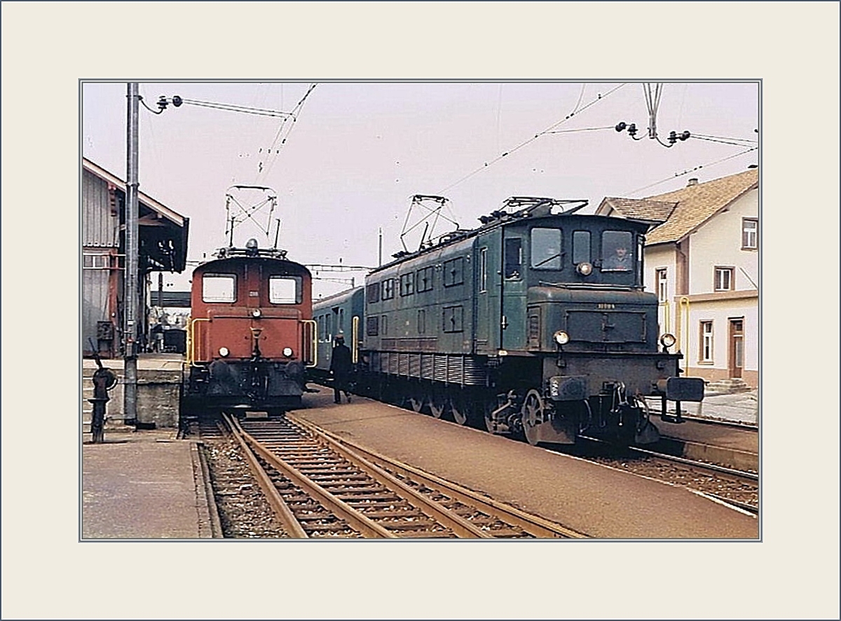 Trotz schlechter Bildqualität vermitteln diese kleine Bildserie recht eindrücklich die Nebenbahnstimmung einer Landstation in den 1980ern: Ein Rangiertraktor und eine Ae 4/7 in Safenwil.
März 1985