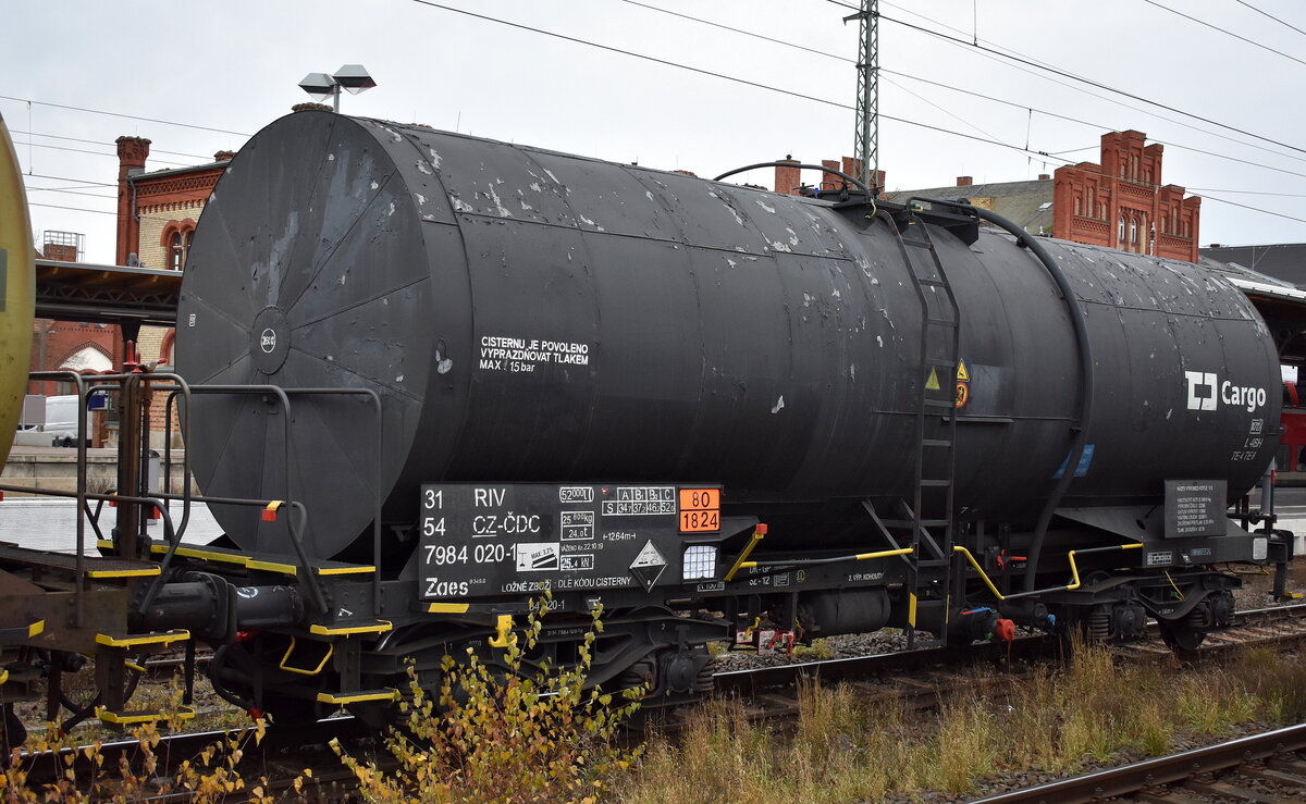 Tschechischer Kesselwagen der ČD Cargo a.s. mit der Nr. 31 RIV 54 CZ-ČDC 7984 020-1 Zaes 9349.0 für das Ladegut, lt. UN-Nr.: 80/1824 Natriumhydroxidlösungen (Natronlauge) in einem Übergabezug am 10.12.25 im Bahnhof Stendal HBf.