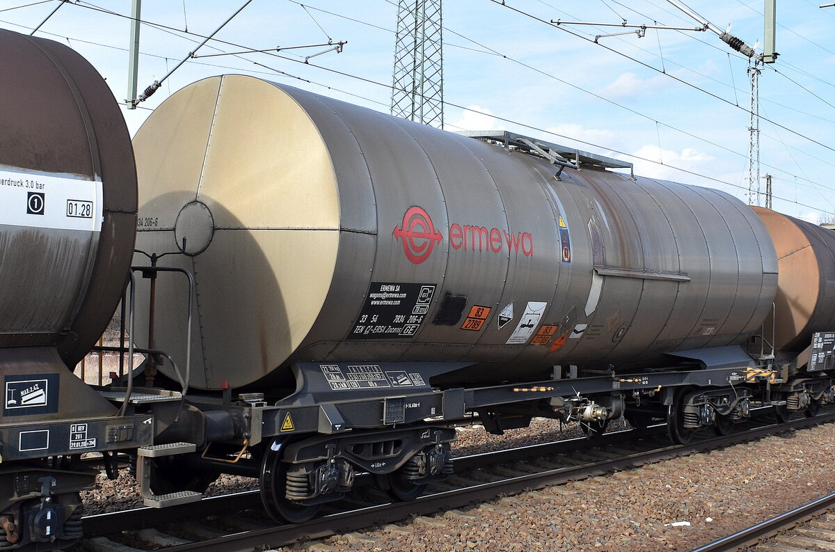 Tschechischer Kesselwagen vom Einsteller ERMEWA SA mit der Nr. 33 TEN GE 54 CZ-ERSA 7834 206-6 Zacens lt. UN-Nr.: 83/2789 mit Eisessig oder Essigsäure, Lösung mit mehr als 80 Masse-% Säure befüllt am 11.03.26 Höhe Bahnhof Schönefeld bei Berlin.