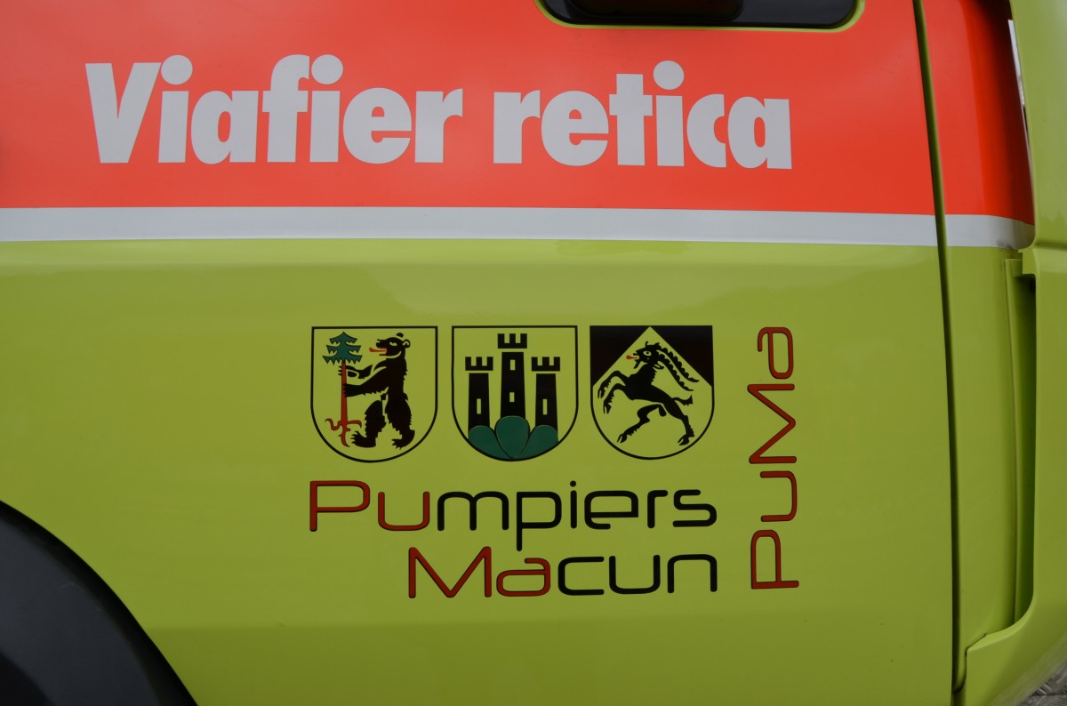 Türbeschriftung am Rettungsfahrzeug Schiene/Strasse der Feuerwehr Lavin (RhB) Xm 2/2 9928, hier ausgestellt im Depotgelände Landquart zum Jubiläum 125 Jahre RhB am 10.05.2014.
 
Zitat Homepage www.lavin.ch:
 FeuerwehrMacun - PumpiersMacun PuMa.
Per 1.1.2007 wurden die Feuerwehren der Gemeinden Zernez/Brail, Susch und Lavin zur neuen FeuerwehrMacun - PumpiersMacun PuMa fusioniert.
Über 100 Feuerwehrfrauen und -männer stehen für die Sicherheit der genannten Gemeinden ein.
Durch die Fusion wurde vor allem die Organisation des Feuerwehrwesens überarbeitet und den neuen Gegebenheiten angepasst 
