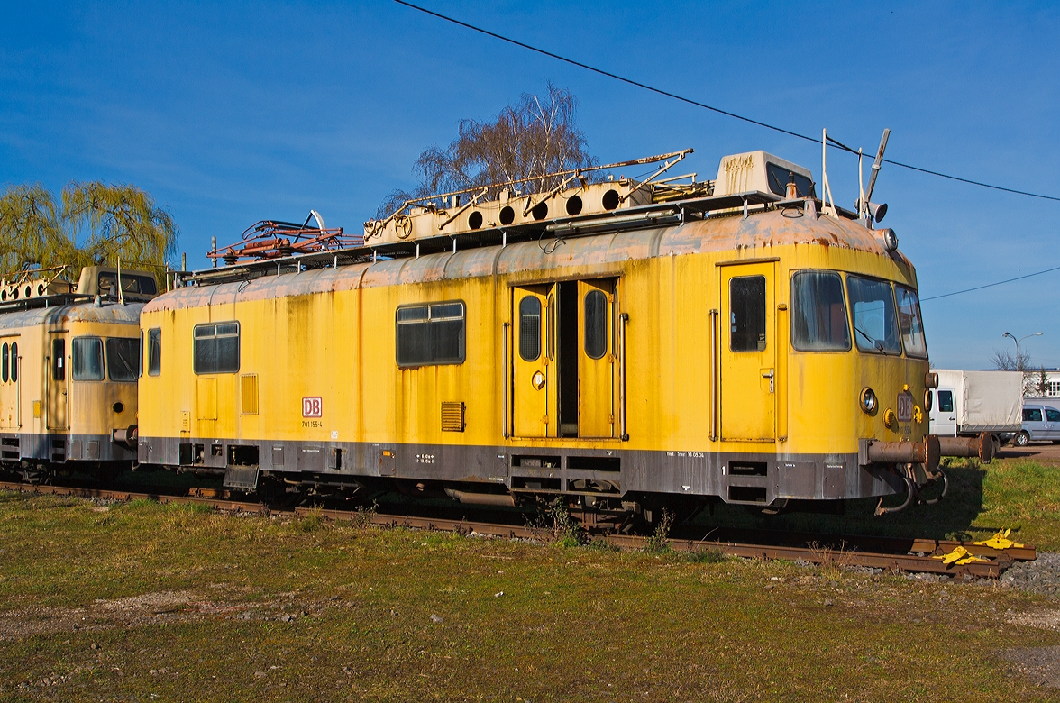 
Turmtriebwagen 701 155-4 am 09.03.2014 im DB Museum Koblenz-Lützel. 

Der Turmtriebwagen wurde 1973 bei MBB (ehemals Waggon- und Maschinenbau GmbH Donauwörth) unter der Fabriknummer 09005 gebaut. 

Technische Daten:
Achsformel: 701: AA
Spurweite: 1435 mm (Normalspur)
Länge über Puffer: 13.950 mm 
Achsabstand: 6.000 mm
Dienstmasse: 24,6 t
Höchstgeschwindigkeit: 90 km/h
Installierte Leistung: 2 × 110 kW
Kupplungstyp: Schraubenkupplung