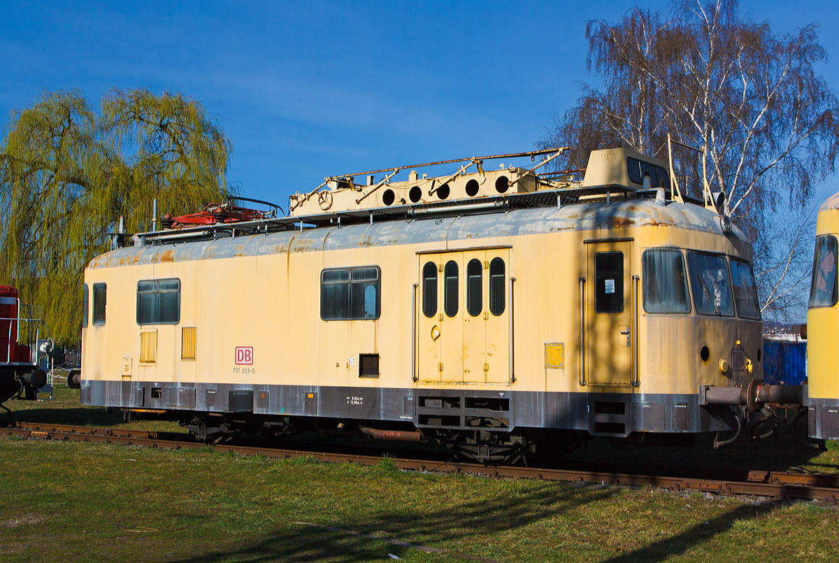 
Turmtriebwagen DB 701 039-0, ex DB Frankfurt 6354, am 09.03.2014 im DB Museum Koblenz-Lützel. 

Der Turmtriebwagen wurde 1961 bei Waggonfabrik J. Rathgeber AG in München  unter der Fabriknummer20301/1 gebaut.

 Weitere Beschreibung und Technische Daten siehe: http://hellertal.startbilder.de/bild/deutschland~bahndienstfahrzeuge~br-701-turmtriebwagen/385082/der-turmtriebwagen-701-099-4-ex-db.html