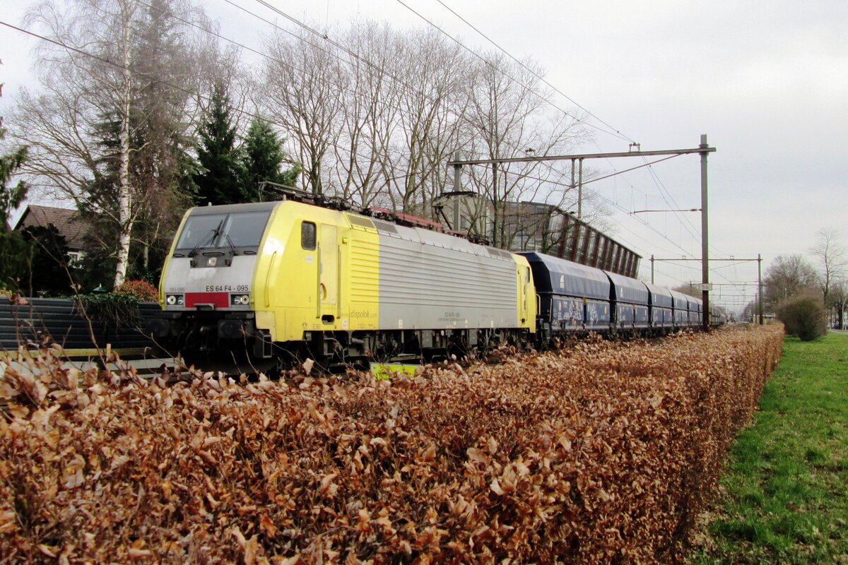 TX Log 189 995 zieht ein umgeleiteter Kohlezug durch Wijchen am 27 Februar 2014.