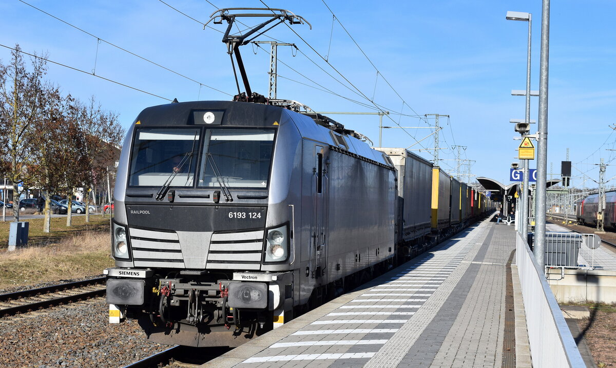 TX Logistik AG, Troisdorf [D] mit der geleasten Railpool Vectron  6193 124  [NVR-Nummer: 91 80 6193 124-5 D-Rpool] und einem KLV-Zug am 02.03.26 Durchfahrt Bahnhof Lutherstadt Wittenberg Hbf.