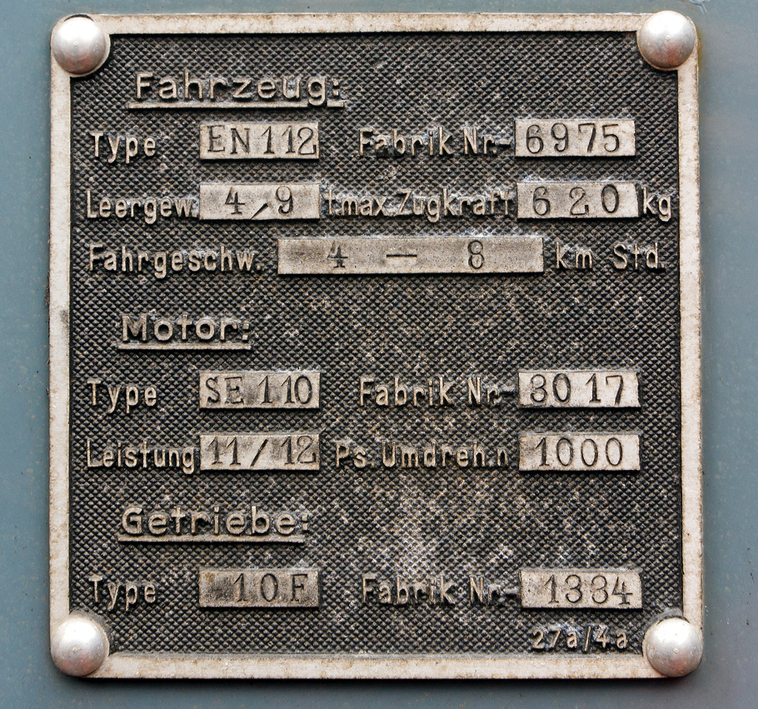 
Typenschild am Jung-Rangiertraktor Kdl 02-01 (Jung 6975) am 28.04.2013 im Eisenbahnmuseum Darmstadt-Kranichstein. 