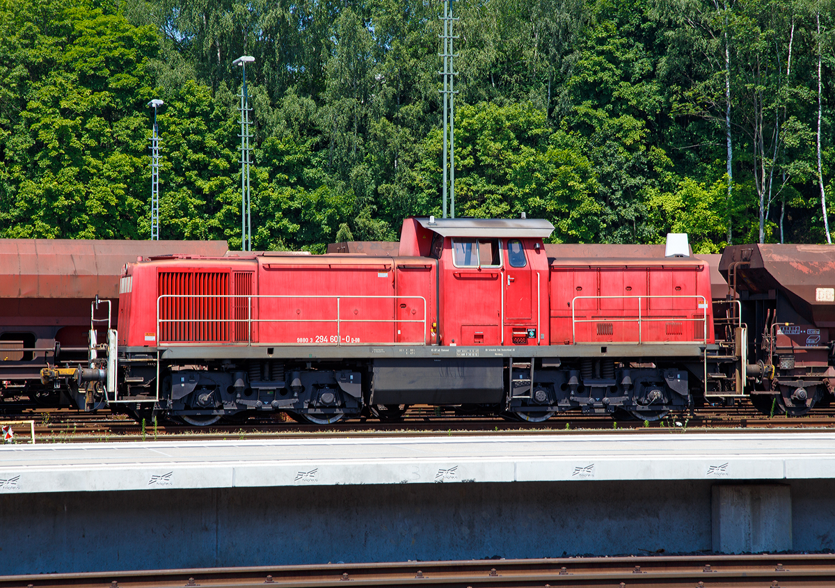 
Über die Bahnsteig hinweg....
Die 294 601-0 (98 80 3294 601-0 D-DB), ex DB 294 101-1, ex DB 290 101-5, eine remotorisierte V90 der DB Schenker Rail Deutschland AG am 01.07.2015 beim Bahnhof Marktredwitz. 

Die V90 wurde 1968 bei MaK in Kiel unter der Fabriknummer 1000432 gebaut und als 290 101-5 an die DB geliefert und wurde 1996 erfolgte der Umbau mit Funkfernsteuerung und die Umzeichnung in 294 101-1

Die Remotorisierung mit einem MTU-Motor 8V 4000 R41, Einbau  einer neuen Lüfteranlage, neuer Luftpresser und Ausrüstung mit dem Umlaufgeländer erfolgten 2007 bei der DB Fahrzeuginstandhaltung GmbH im Werk Cottbus. Daraufhin erfolgte die Umzeichnung in 294 601-0.