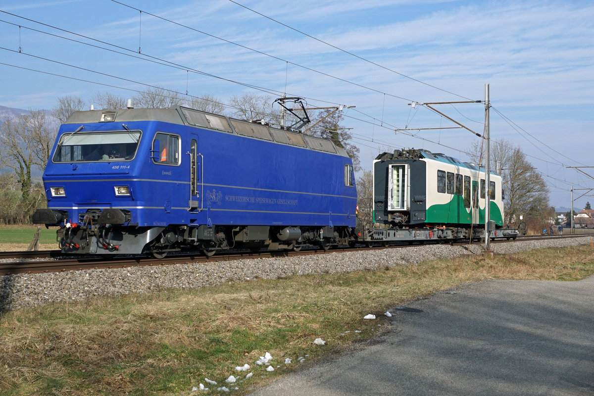 �berfuhr MBC nach Morges.
Am 14. Februar 2021  Valentinstag  brachte die Re 456 111-4  Emmeli  der Schweizerischen Speisewagen Gesellschaft einen MBC-Schmalspurzug von Erlen nach Morges.
Die Aufnahme entstand bei Selzach.
Foto: Walter Ruetsch
