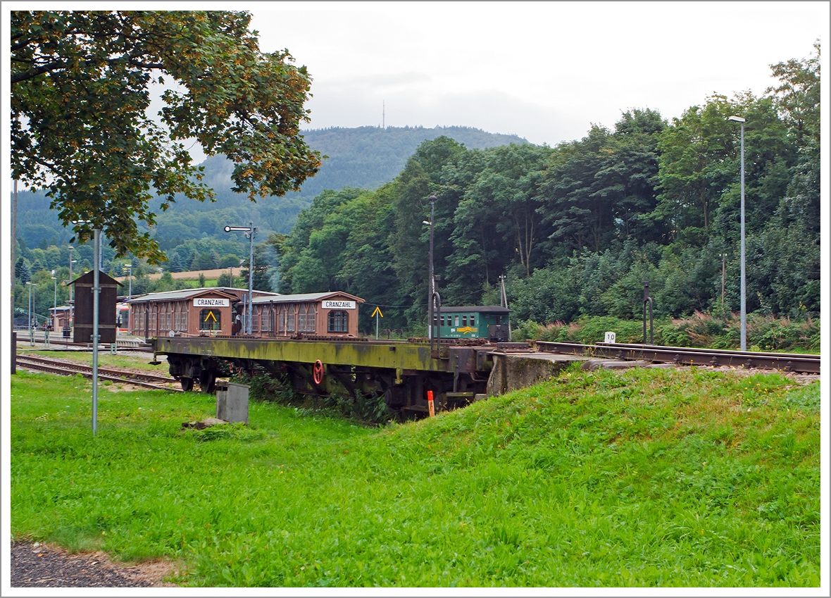 �berladerampe f�r Schmalspurfahrzeuge (750 mm) auf Normalspurwagen (1.435 mm) am 26.08.2013 beim Bahnhof Cranzahl. Der Bahnhof liegt an der DB-Regelspur-Bahnstrecke Vejprty - Annaberg-Buchholz unt Bf (KBS 517) und hier beginnt die Fichtelbergbahn  (KBS 518) 750mm-Schmalspurbahn Cranzahl - Kurort Oberwiesenthal.

Auf beinahe jedem Spurwechselbahnhof in Sachsen baute die K�niglich-S�chsische-Staatseisenbahn eine �berladerampe. Diese diente zum Verladen von Schmalspurfahrzeugen auf Normalspurtransportwagen und umgekehrt. 
Die   Schmalspurfahrzeuge   mussten   in   regelm��igen   Abst�nden   zu Zwischen- bzw. Hauptuntersuchungen in die Reichsbahnausbesserungswerke verbracht werden und wurden f�r diesen Zweck an den �berladerampen verladen. Alle Lokomotiven wurden auf Transportwagen in das Reichsbahnausbesserungswerk G�rlitz und die Reisezug- und G�terwagen in das Reichsbahnausbesserungswerk Karl-Marx-Stadt (heute Chemnitz) transportiert.
  
Die Lokschlosser aus Oberwiesenthal sowie die Wagenschlosser aus Cranzahl bzw. Annaberg-Buchholz verzurrten die Schmalspurfahrzeuge auf den zwei oder vierachsigen Transportwagen.
  
Die Verladung der Schmalspurfahrzeuge per Schiene endete 1998. Heute erfolgt der Fahrzeugtransport �ber die Stra�e mit Hilfe von Tiefladern.  Die Verladung  wird  im  Bahnhof  Hammerunterwiesenthal  realisiert,  wo  sich nun eine Verladerampe befindet.         