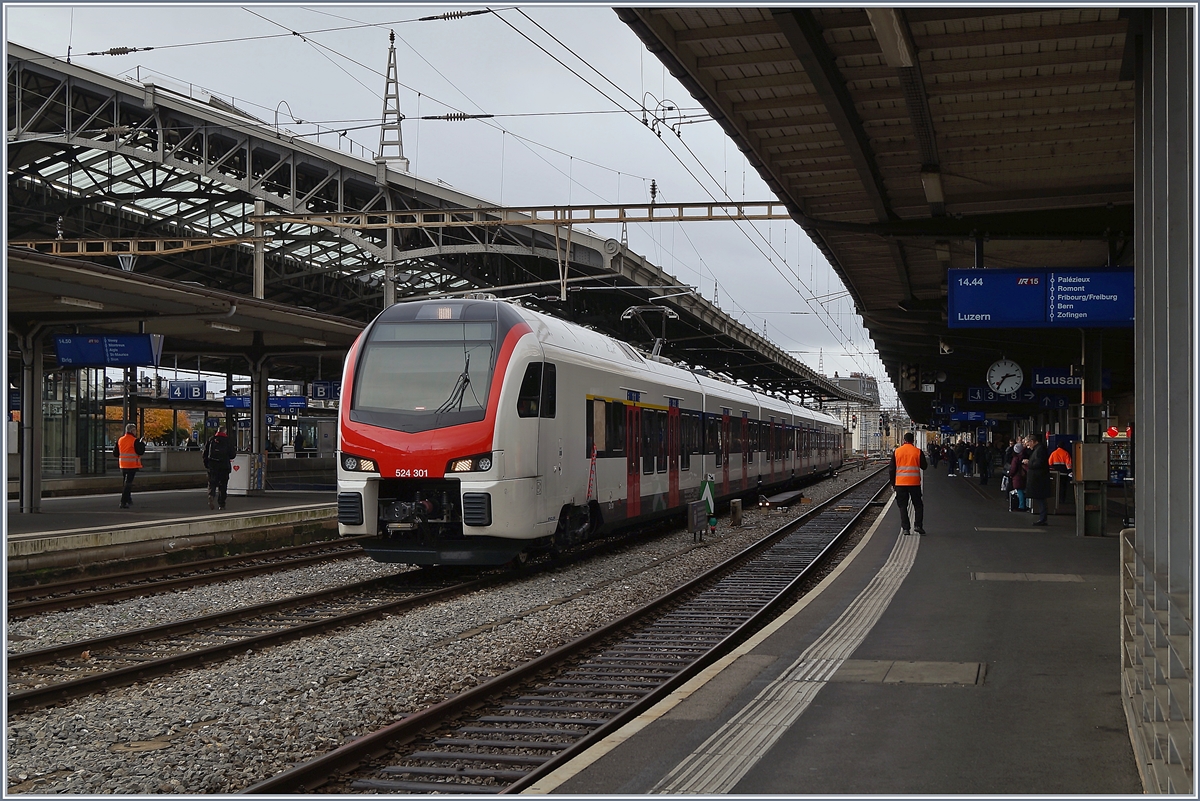 Überraschend, aber nur kurz zeigte sich der künftige TILO SBB RABe 524 301 (UIC 94 82 2 524 301-0 CH-SBB) in Lausanne.

28. Nov. 2019 
