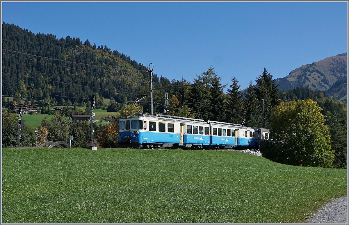 Überraschend, und dadurch ungeschickt gestanden, begegnet mir bei Gstaad der ABDe 8/8 4002 mit einem Regionalzug nach Montreux.
5. Okt. 2018