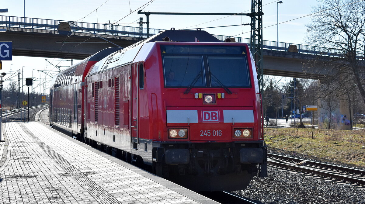 Überraschend, DB Regio AG, Fahrzeugnutzer: DB Regio Hessen mit ihrer  245 016  (NVR:  92 80 1245 016-1 D-DB) und einem Doppelstockwagen auf Dienstfahrt am 02.03.26 Durchfahrt Bahnhof Lutherstadt Wittenberg Hbf.