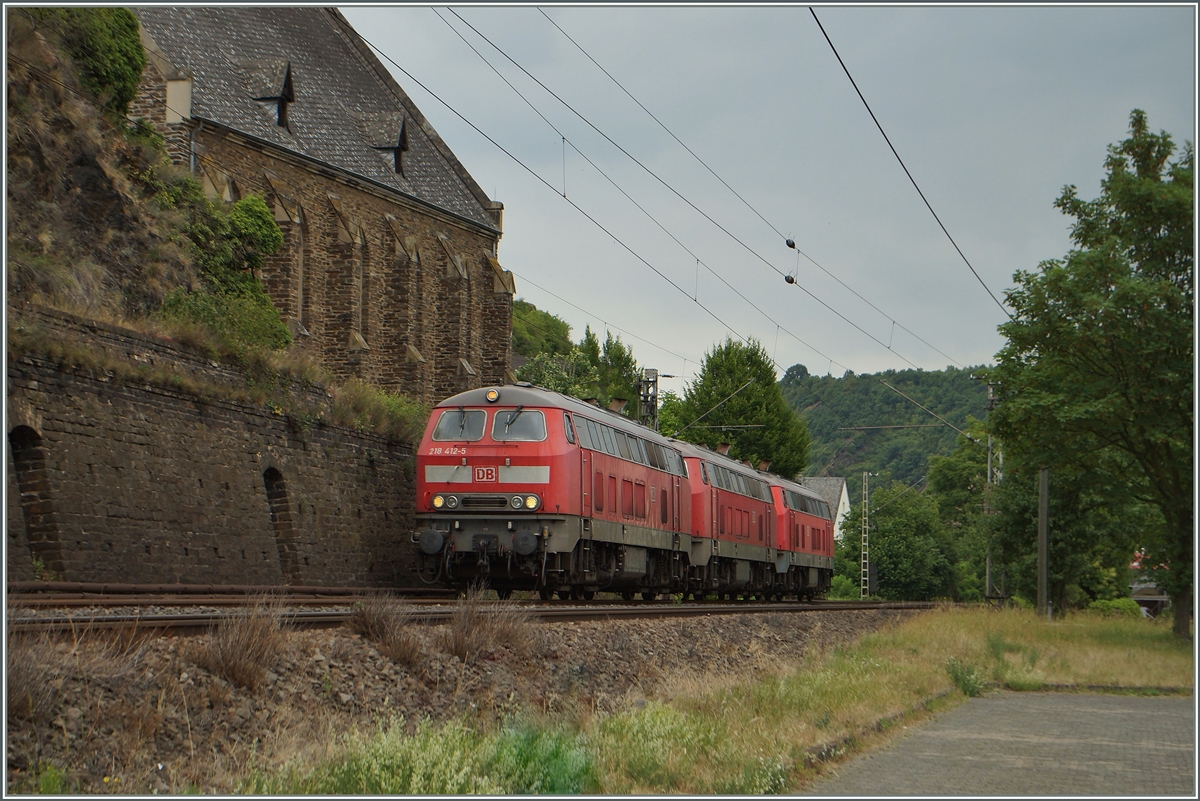 �berraschung bei Kobern Gondorf: Gleich drei DB 218 dieselten fast unbemerkt vorbei.
20. Juni 2014