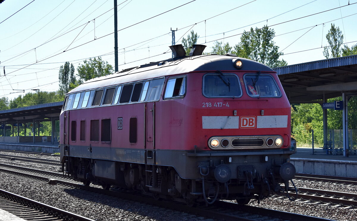 Überraschung, DB Regio AG, Fahrzeugnutzer: DB RegioNetz Verkehrs GmbH, SüdOstBayernBahn mit ihrer  218 417-4  (NVR:  92 80 1218 417-4 D-DB )  am 19.08.25 Höhe Bahnhof Schönefeld. b. Berlin.