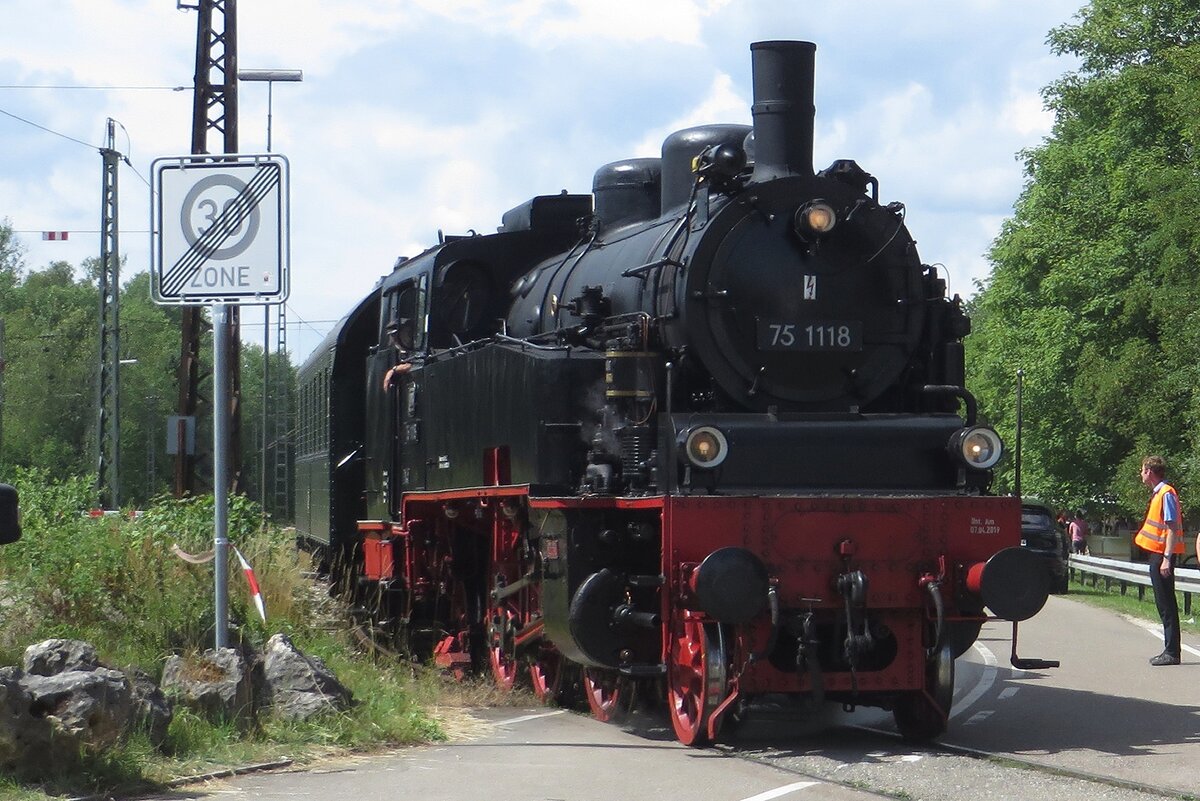UEF 75 1118 steht am 10 Juli 2022 in Amstetten (Württemberg) und bereitet sich vor der nächster Sonderzugeinsatz vor.