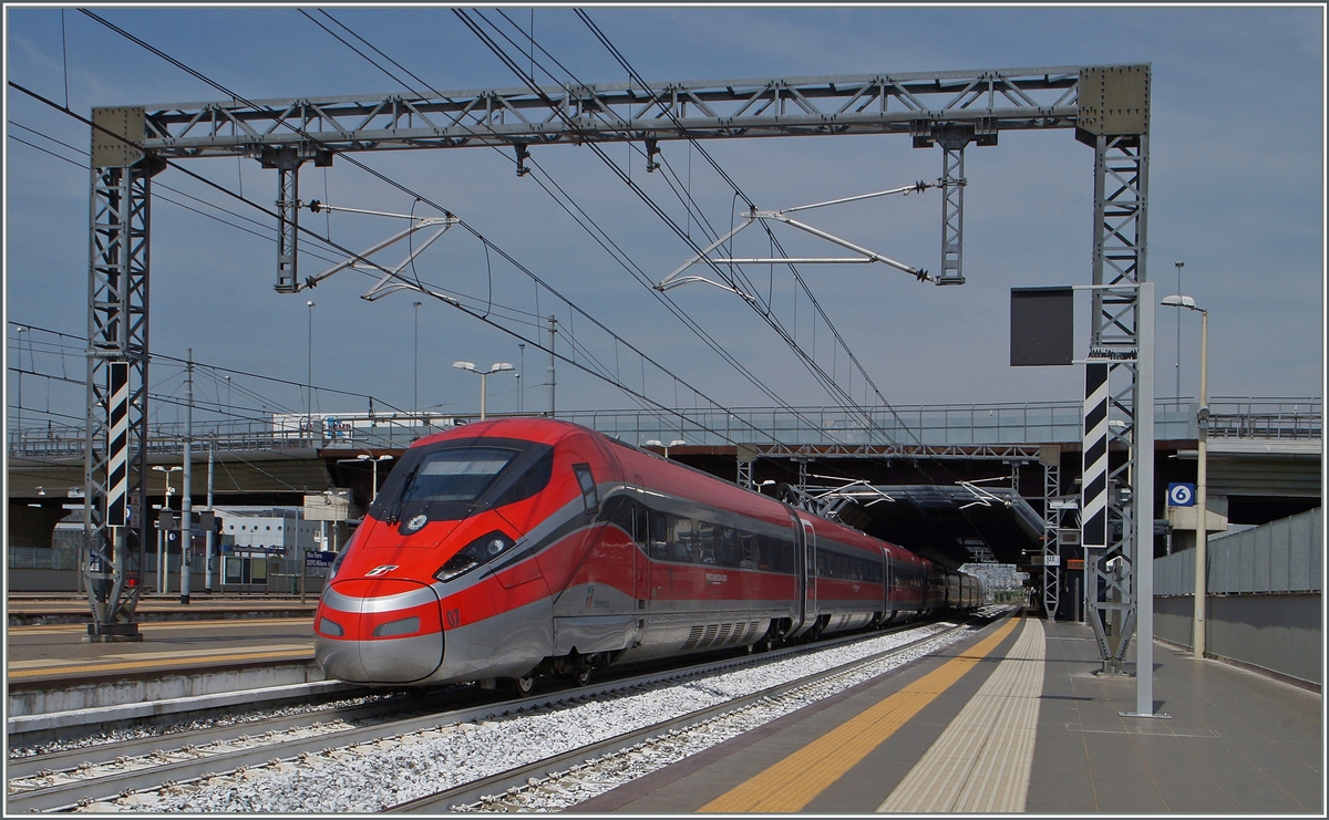 Um 6.40 in Napoli abgefahren, um 8.00 Roma Termini verlassen und ohne kommerziellen Halt bis Milano Centrale gefahren, erreicht der neue ETR 400 07 als  Frecciarossa 1000  (FR 35610) praktisch p�nktlich Rho Fiera EXPO Milano 2015, wo er nach kurzem Aufenthalt nach seinem Ziel Torino P.N. weiterfahren wird. 
22. Juni 2015
