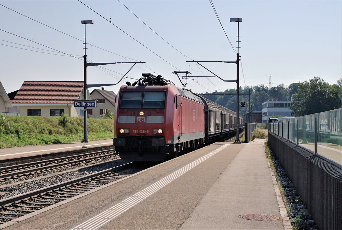 Umleitungsgüterzug mit der DB 185 136-9 beim Passieren des Landbahnhofs Deitingen am 18. Juli 2018.
Foto: Walter Ruetsch