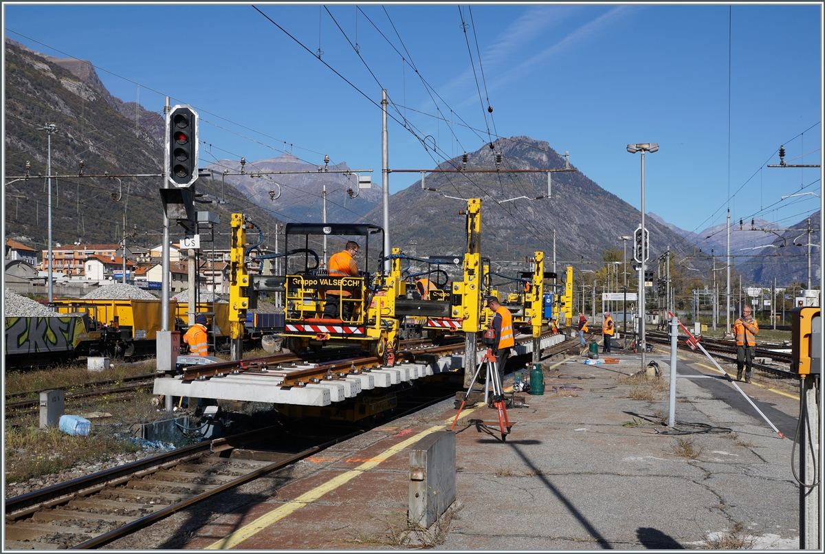 Und dann tauche sie wieder auf, die  Selbstfahrende Weiche : Es galt, eine alte Weiche an Gleis 2 zu ersetzen. 

28. Oktober 2021
