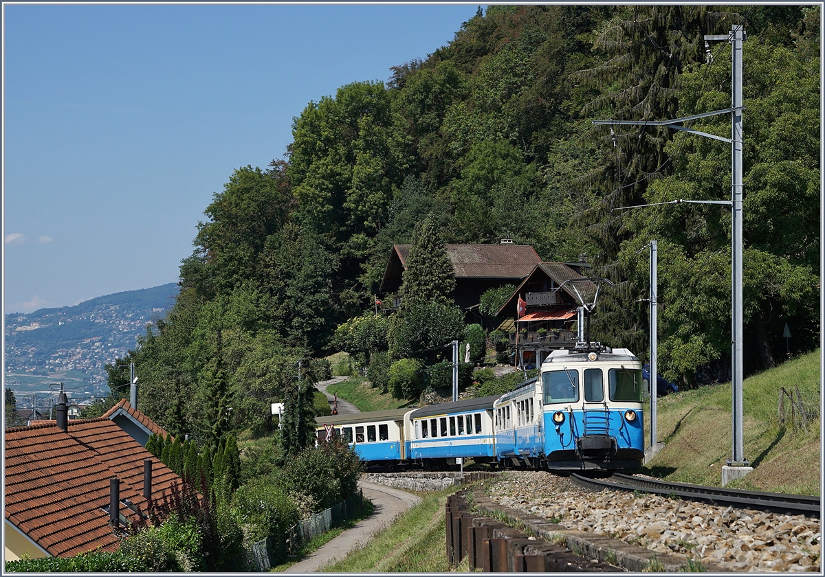 Und noch mehr  Nostalgie  gab es an diesem 21. Augst: Der MOB ABDe 8/8 4002 VAUD mit einem Regionalzug nach Zweisimmen kurz nach Chernex.
21. Aug. 2018