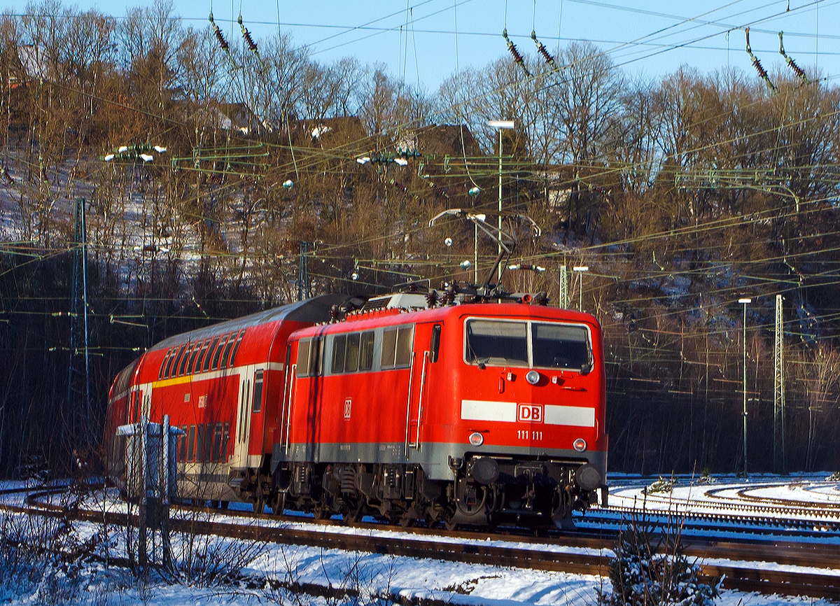 
Und noch im Nachschuß (Bildausschnitt).....
Die 111 111-1 (91 80 6111 111-1 D-DB) der DB Regio NRW schieb, bei mäßigem Schneefall am 27.12.2014, den RE 9  - Rhein-Sieg-Express (Siegen – Köln - Aachen) von Betzdorf/Sieg weiter in Richtung Köln.
